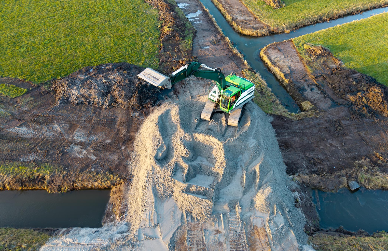 Travaux de terrassement pour tranchée d'assainissement et de réseau VRD - Photo 2